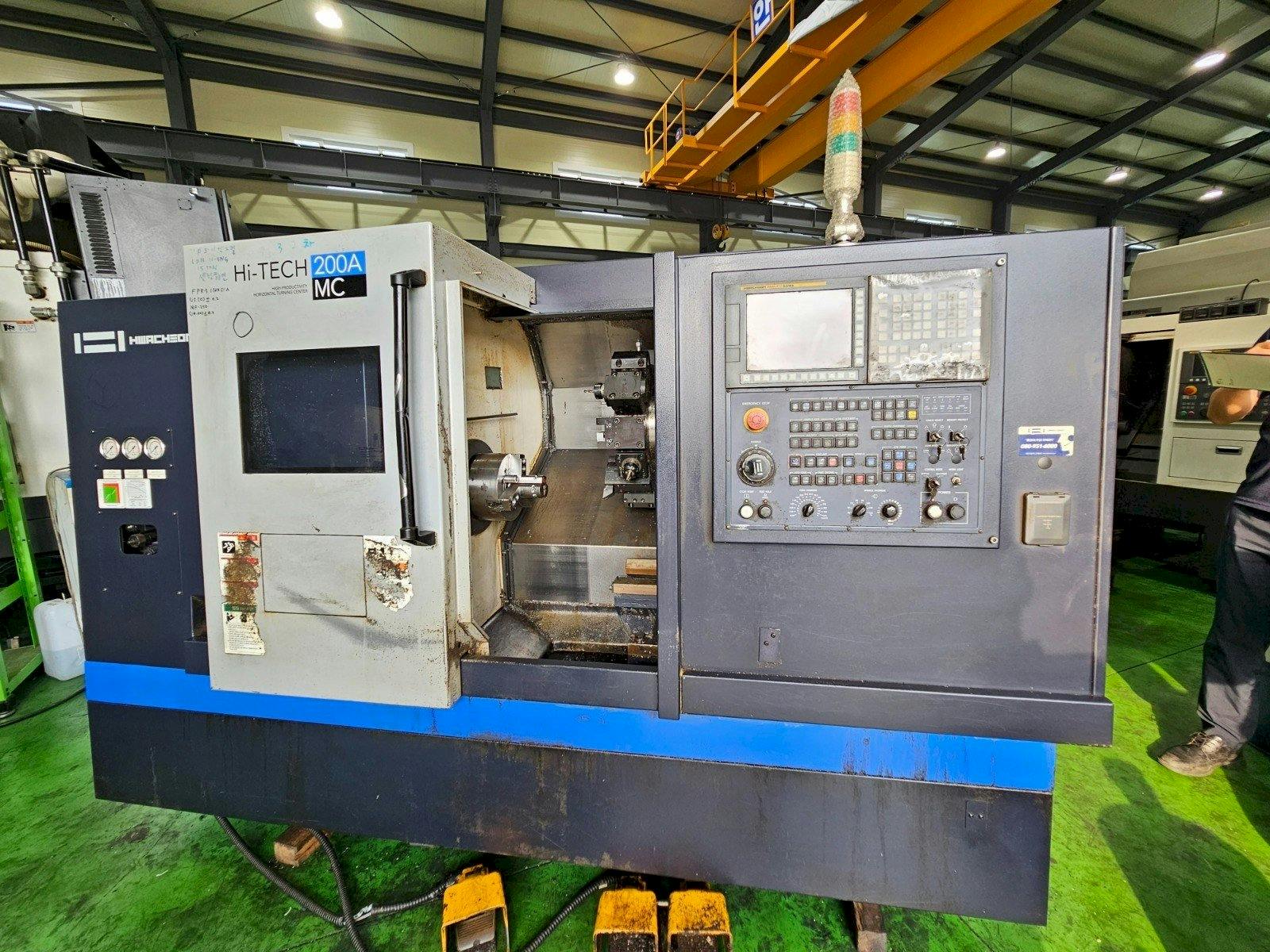 Vista frontale della macchina HWACHEON Hi-Tech 200A MC