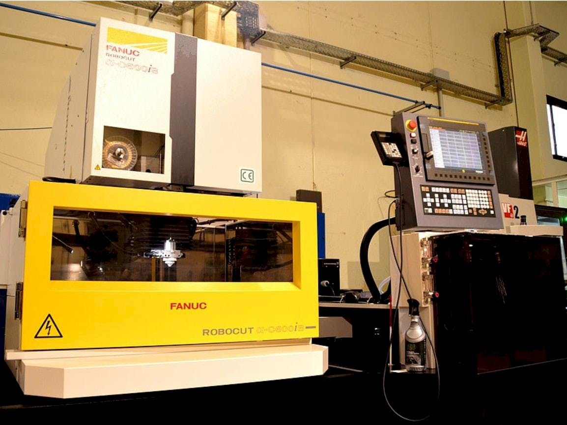 Vista frontale della macchina FANUC Robocut Alpha-CiB