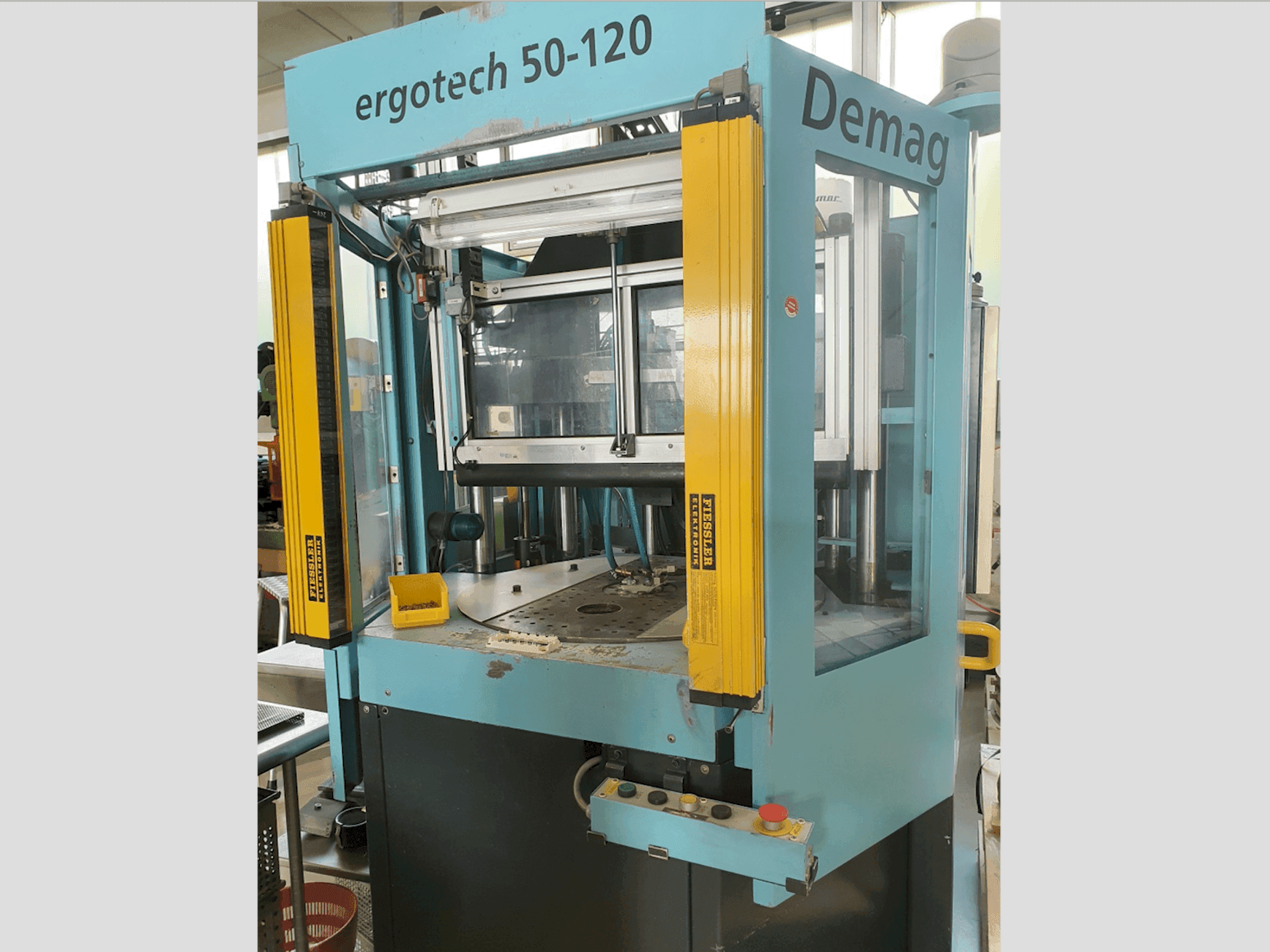 Vista frontale della macchina DEMAG Ergotech 50-120