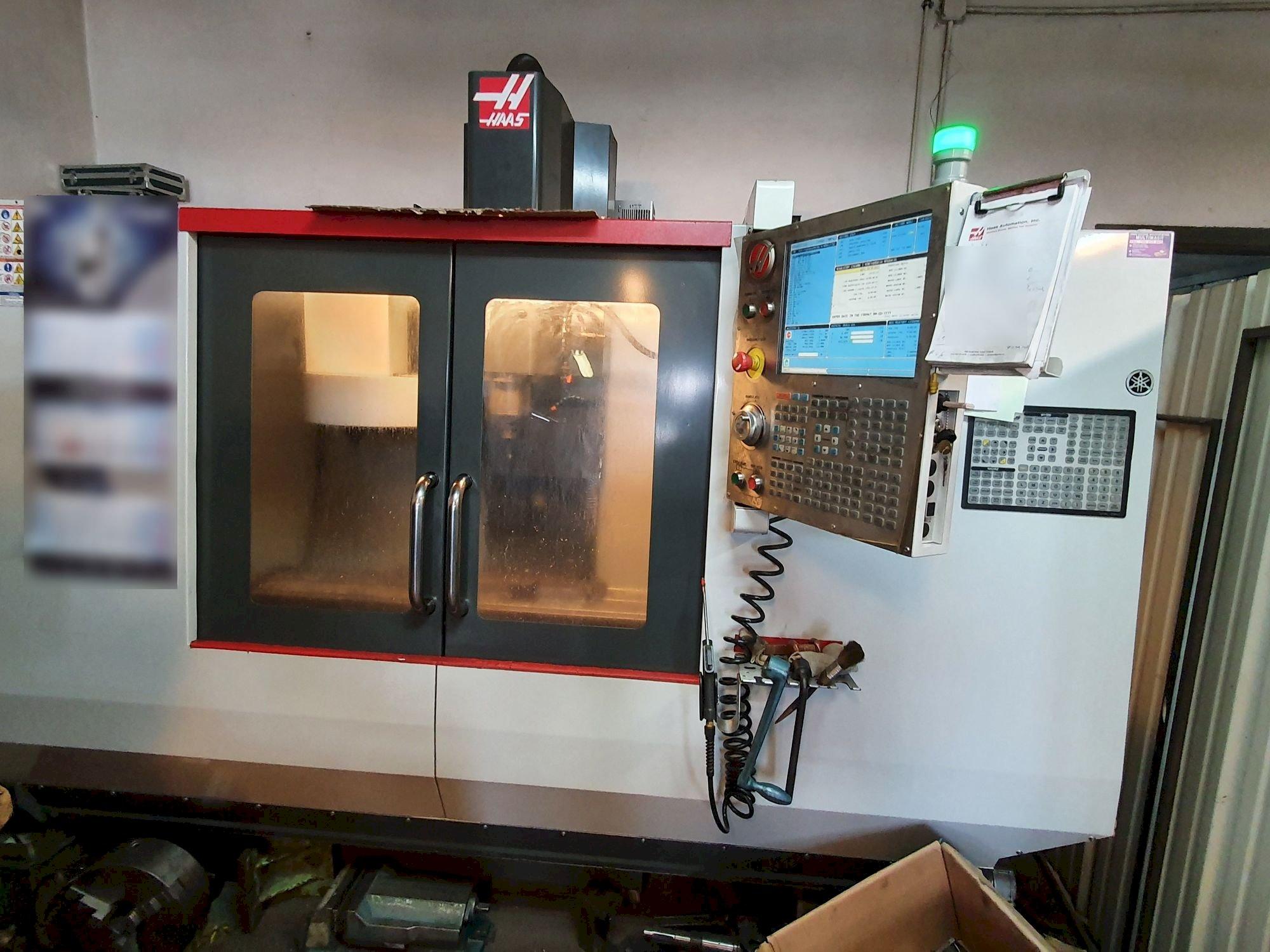 Vista frontale della macchina HAAS TM-2P