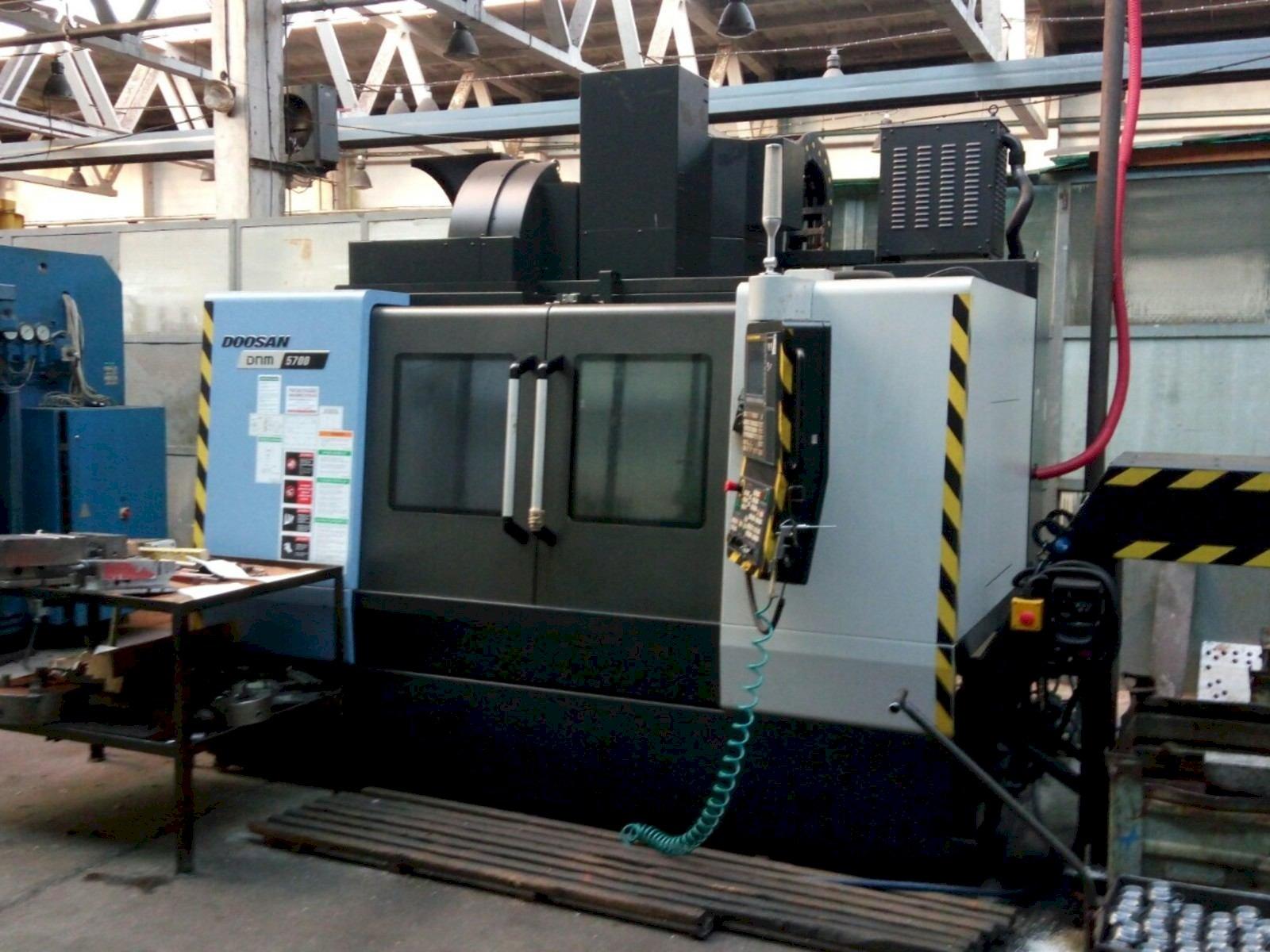 Vista frontale della macchina Doosan DNM 5700