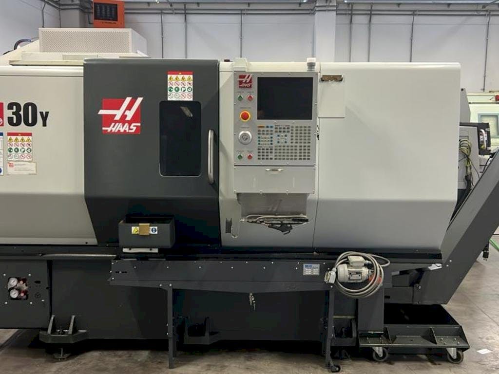 Vista frontale della macchina HAAS DS30Y