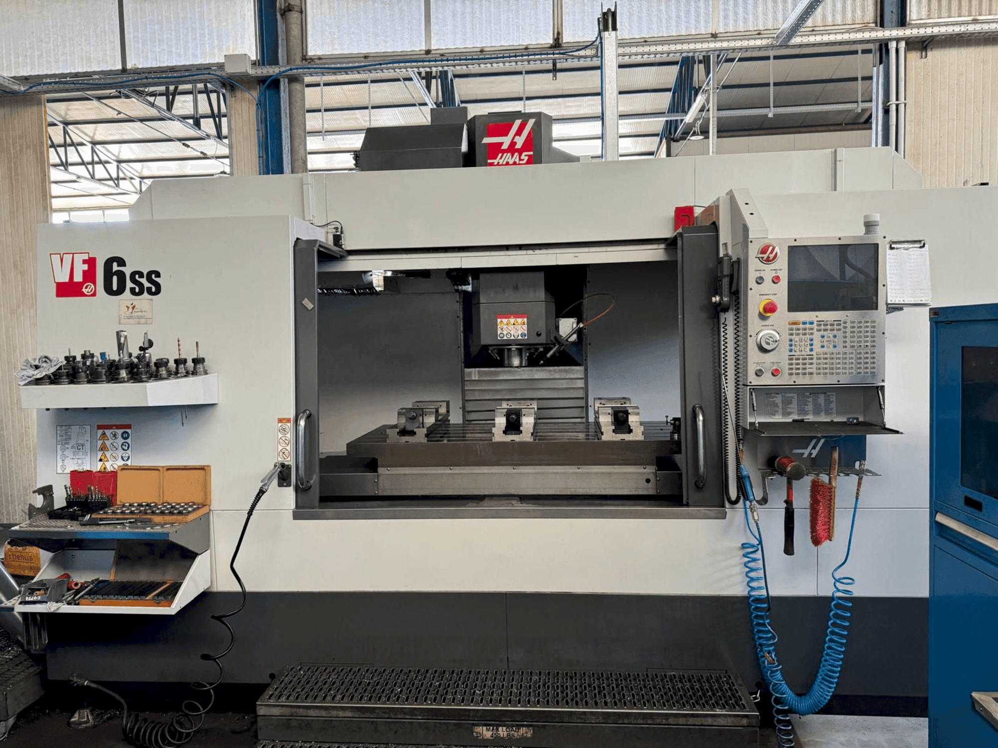 Vista frontale della macchina HAAS VF-6SS