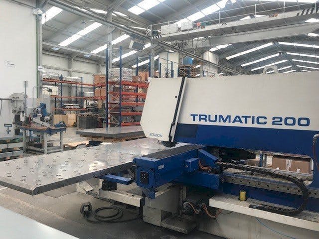 Vista laterale sinistra della macchina Trumpf Trumatic 200