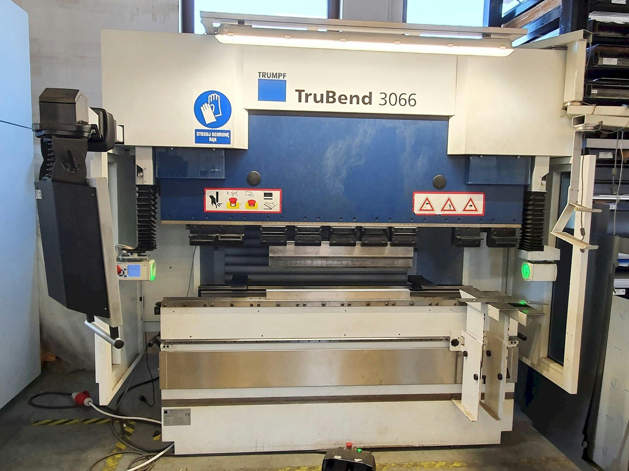 Vista frontale della macchina Trumpf TruBend 3066