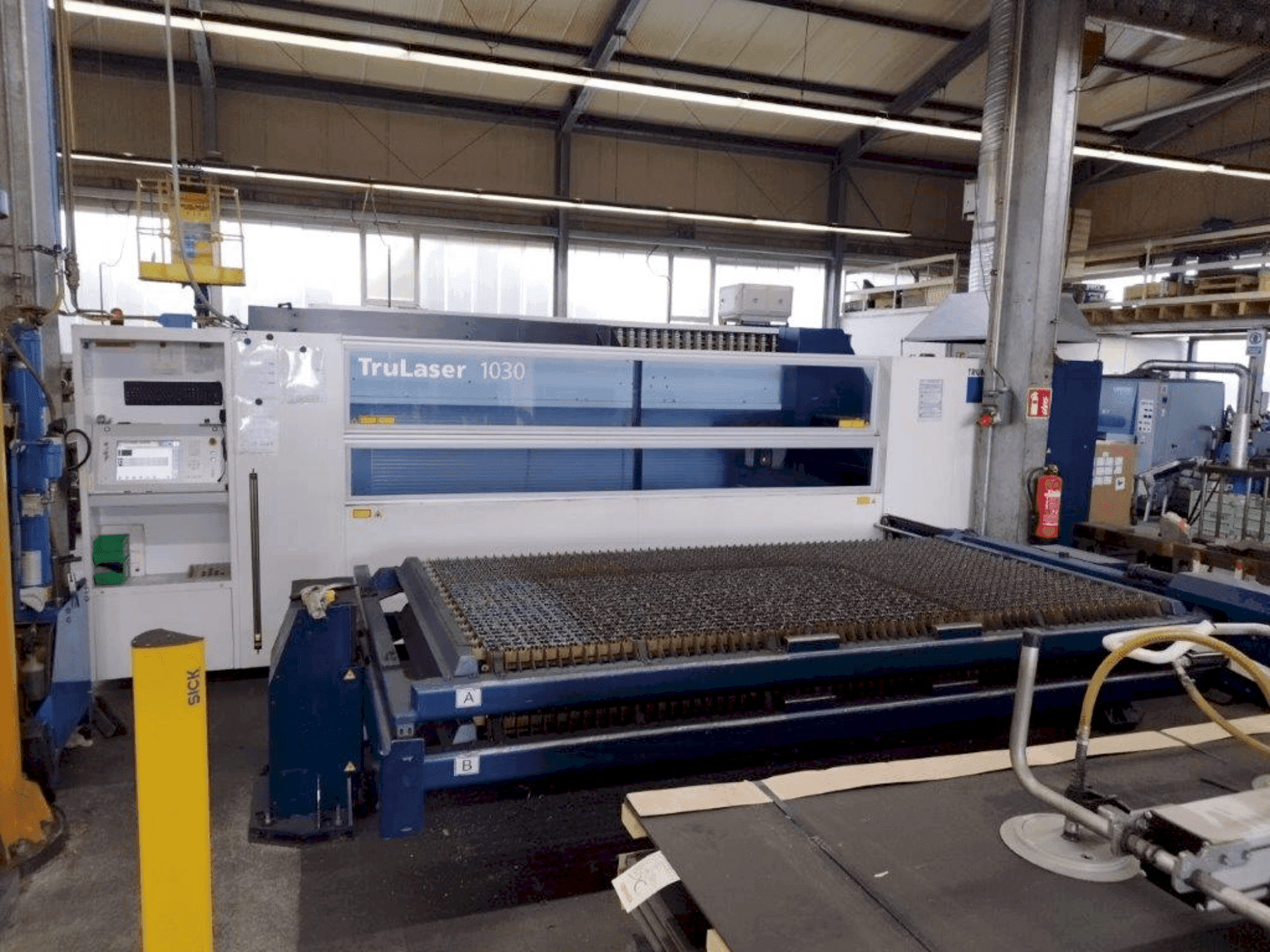 Vista frontale della macchina TRUMPF TruLaser 1030