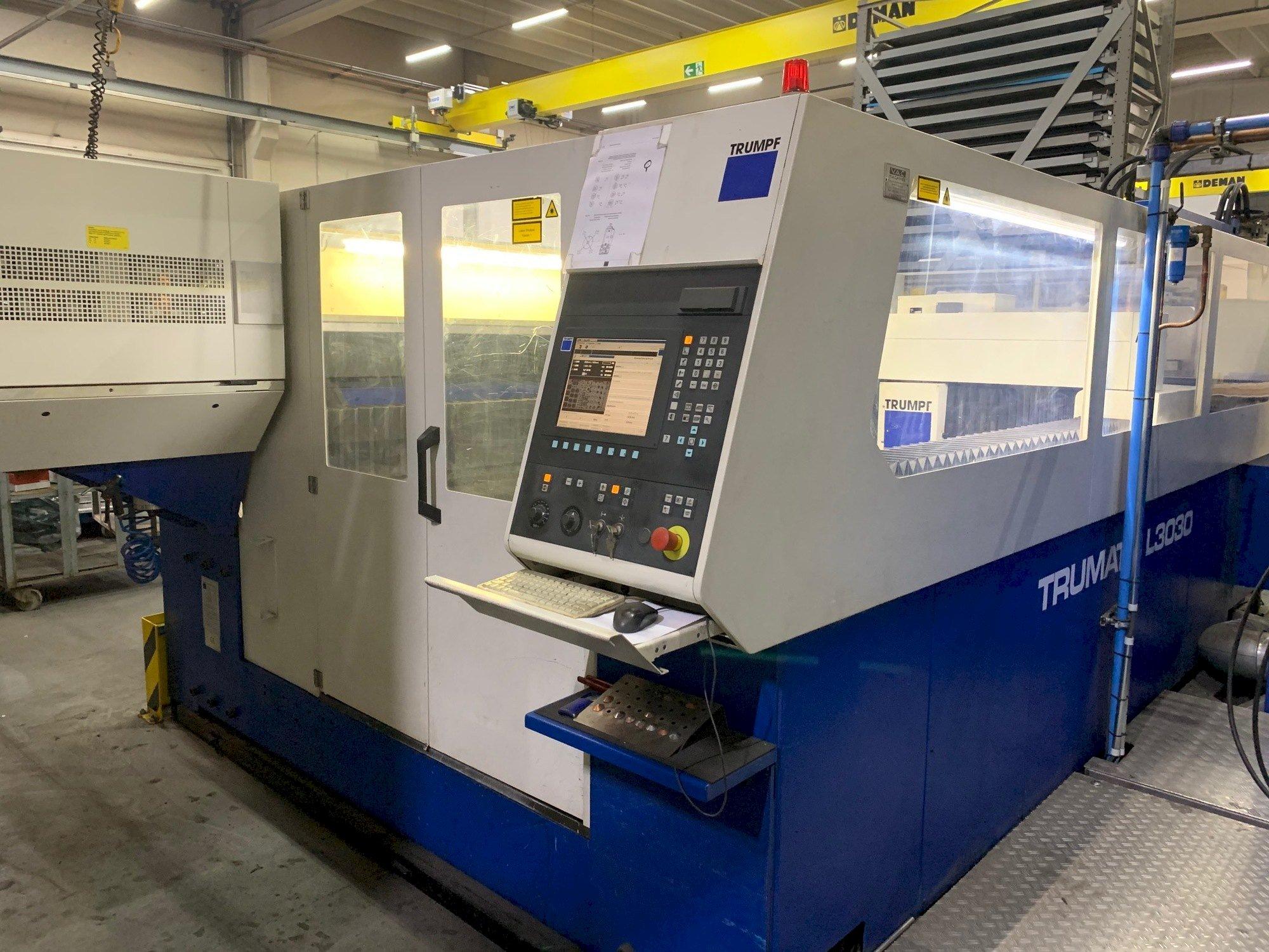 Vista frontale della macchina Trumpf Trumatic L3030 4kW + Liftmaster