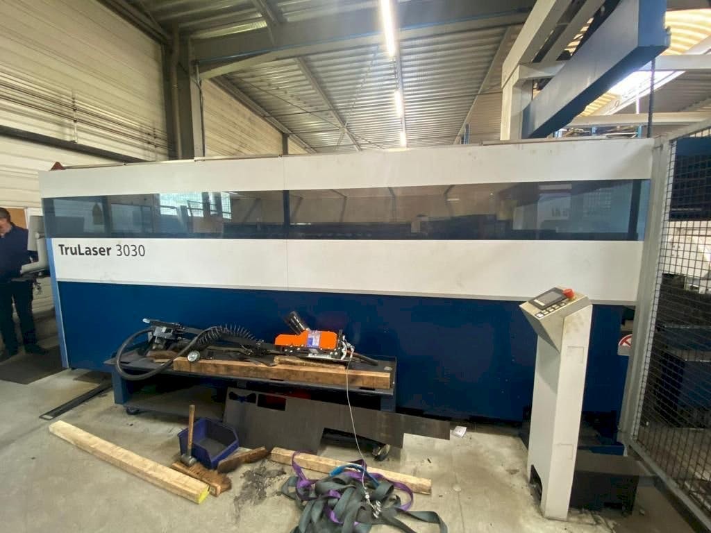 Vista frontale della macchina Trumpf Trulaser 3030 L20