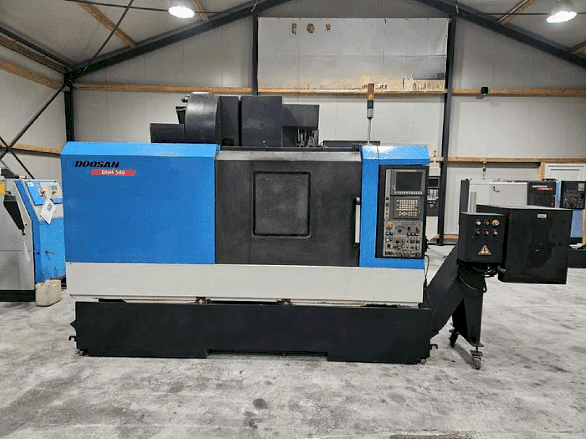 Vista frontale della macchina DOOSAN DNM 500