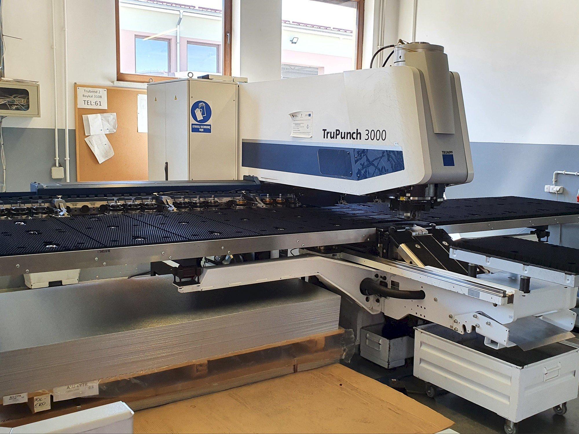 Vista frontale della macchina Trumpf TruPunch 3000