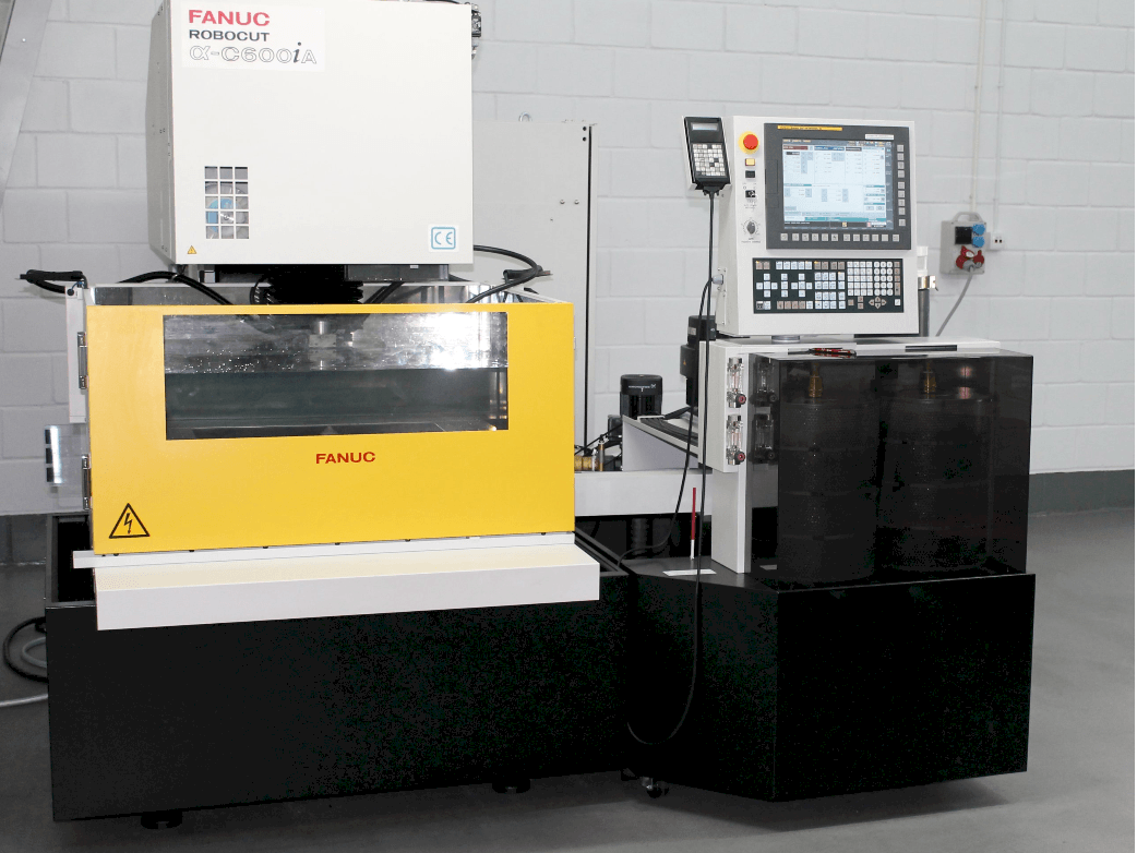 Vista frontale della macchina FANUC RoboCut Alfa C600iA