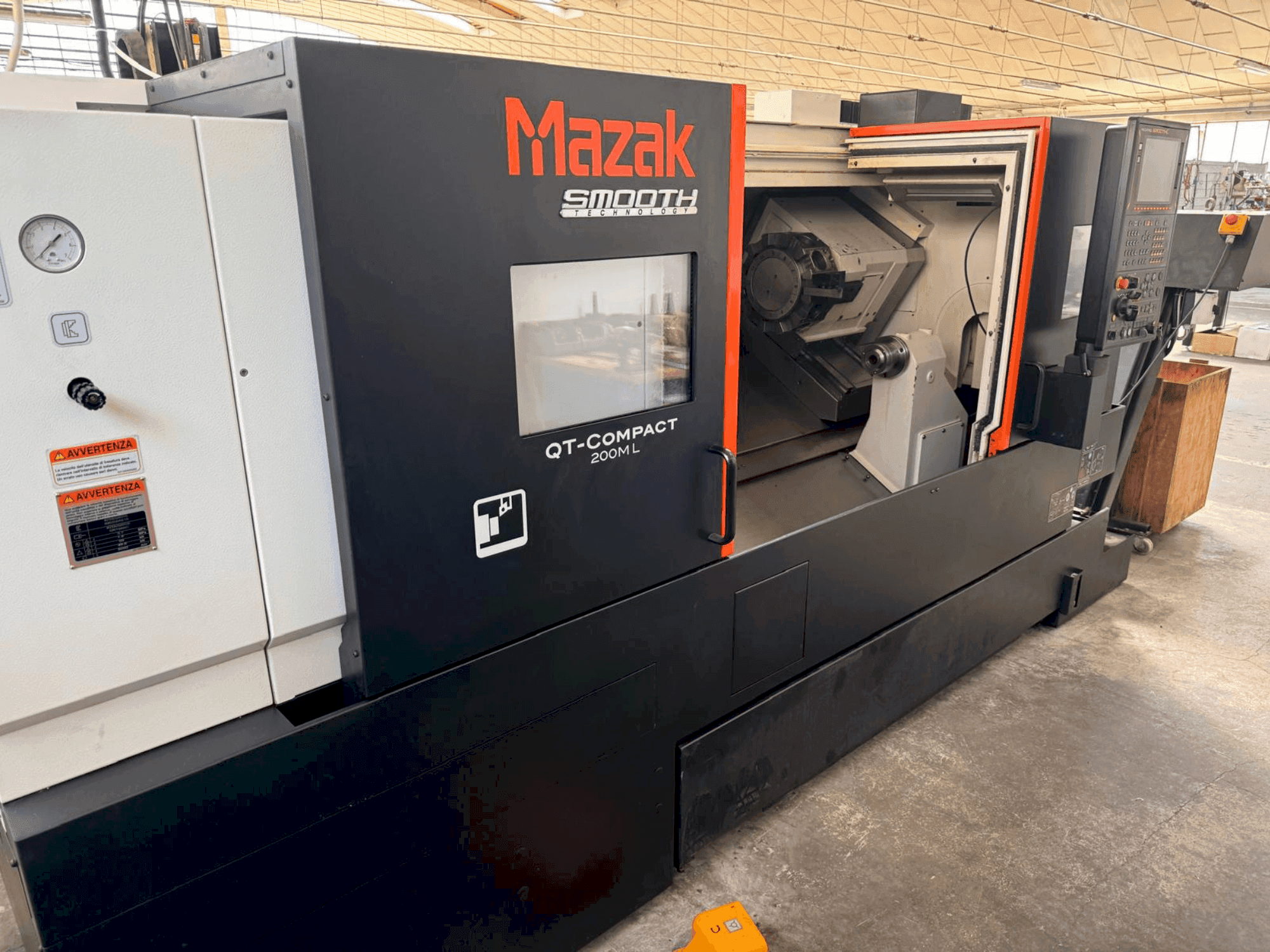 Vista frontale della macchina Mazak QT COMPACTG 200ML