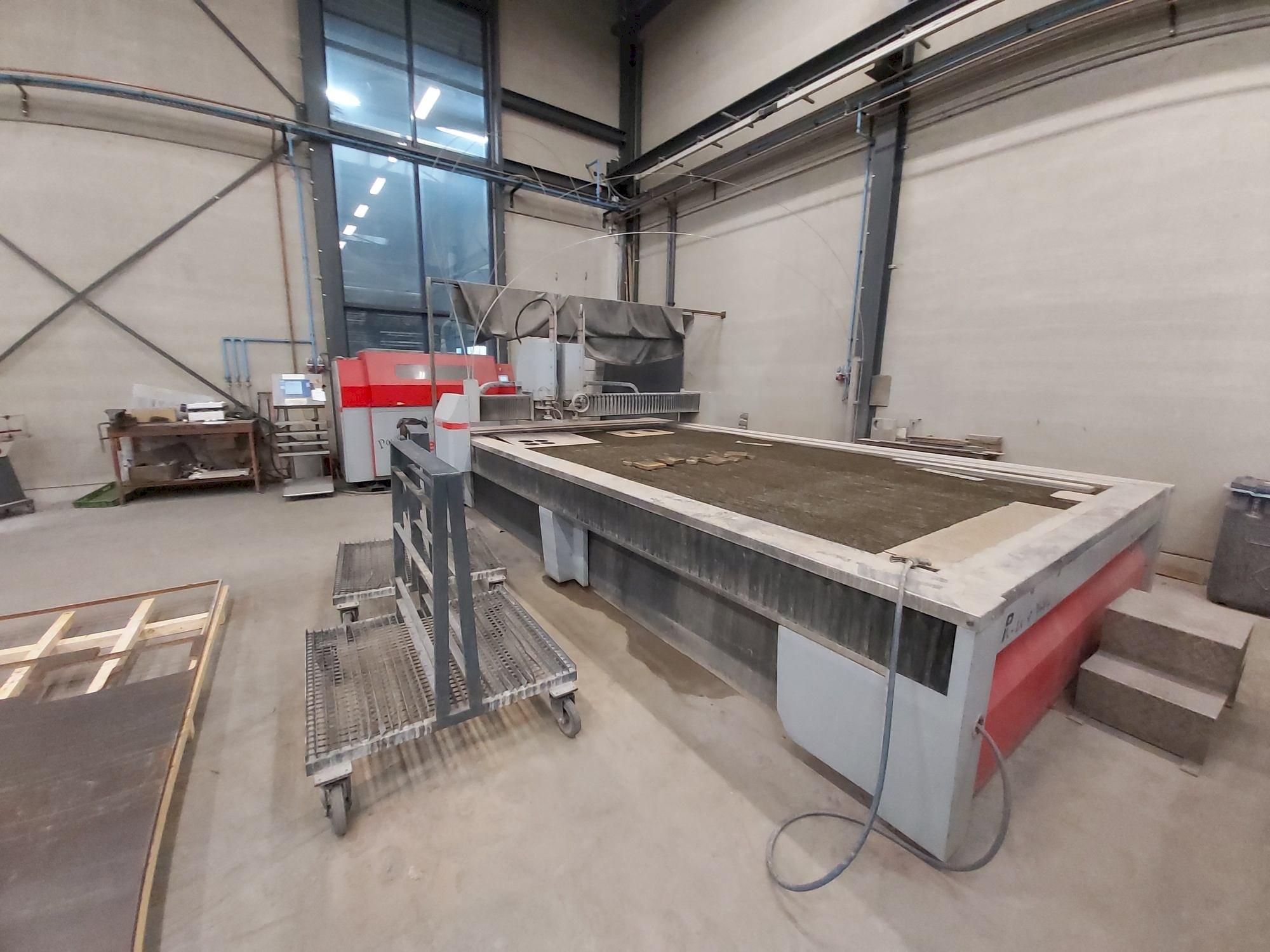 Vista frontale della macchina Resato PJE-4-4000 waterjet