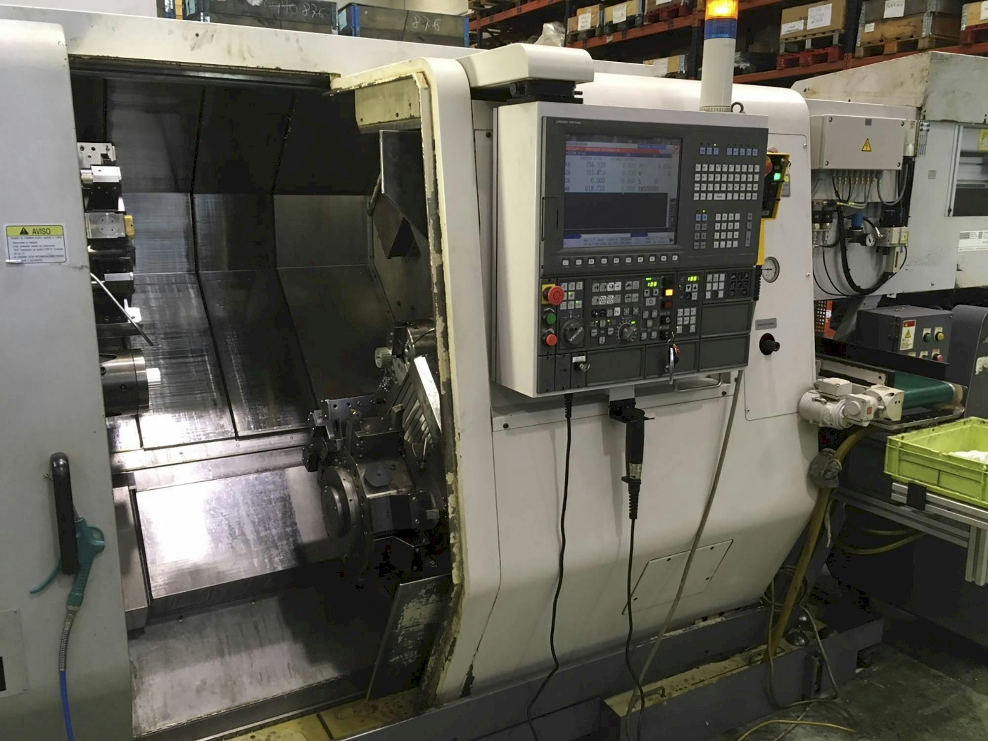 Vista frontale della macchina Okuma LT 200-MY