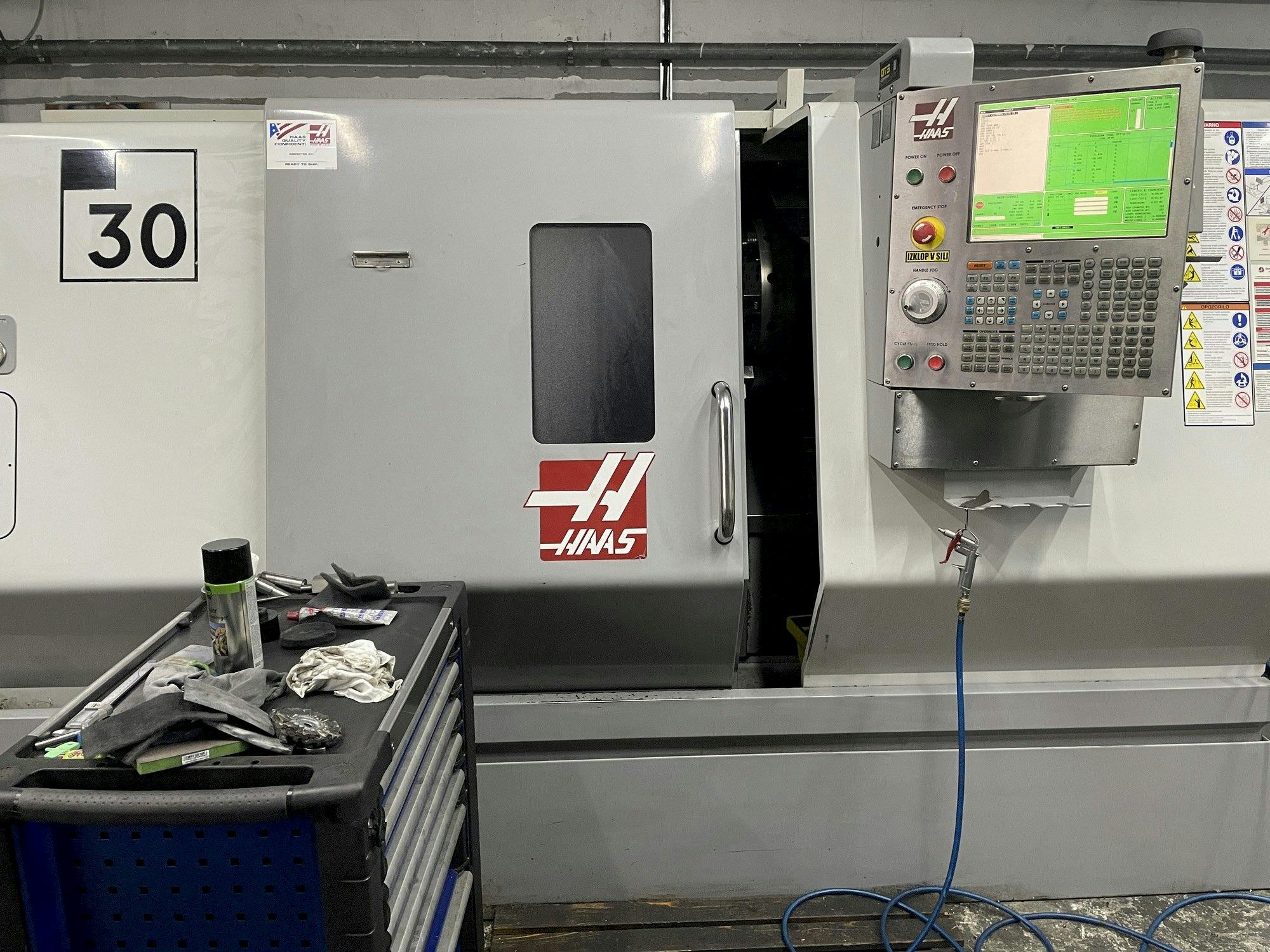 Vista frontale della macchina HAAS SL-30