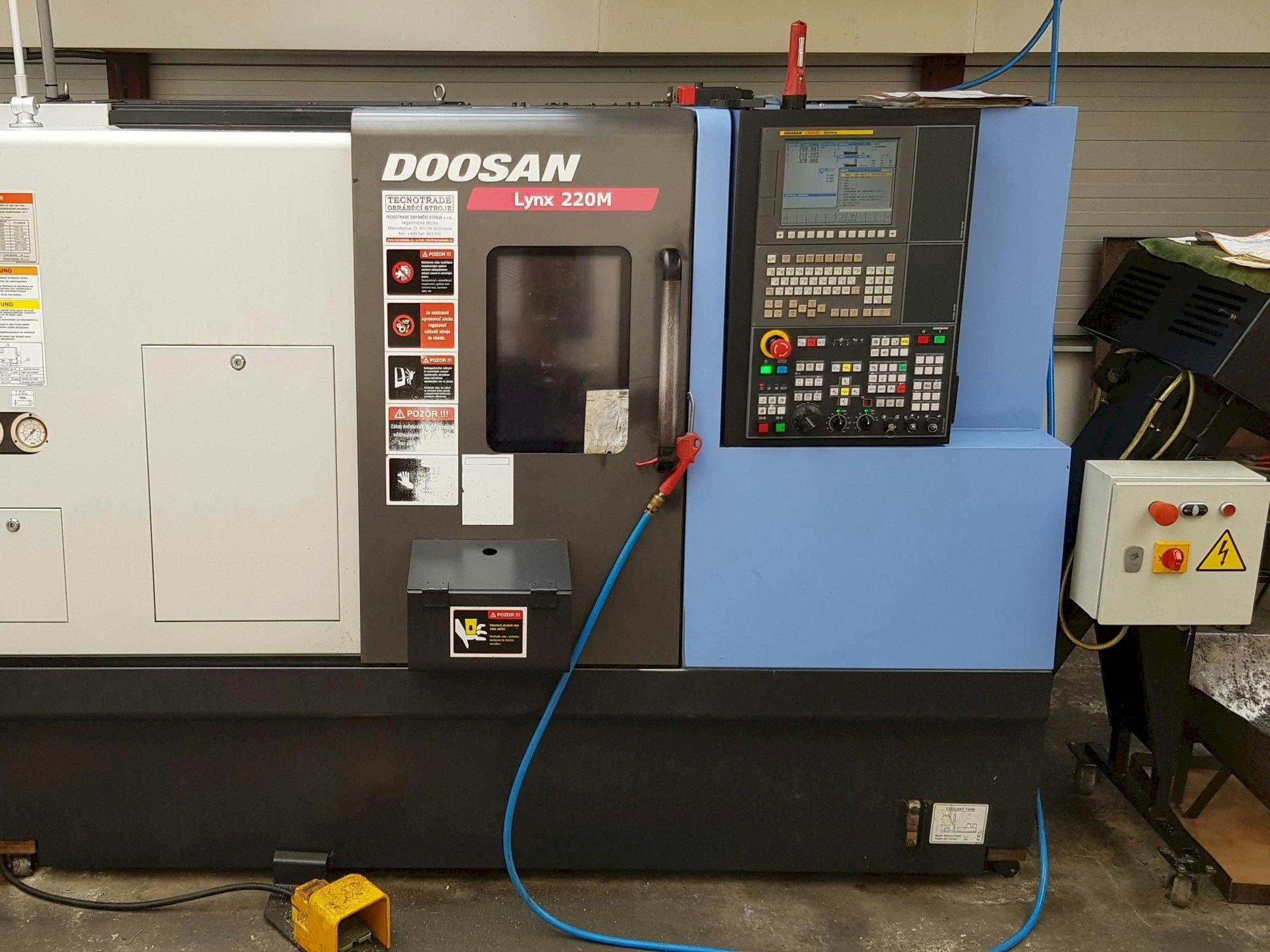 Vista frontale della macchina Doosan Lynx 220 MA