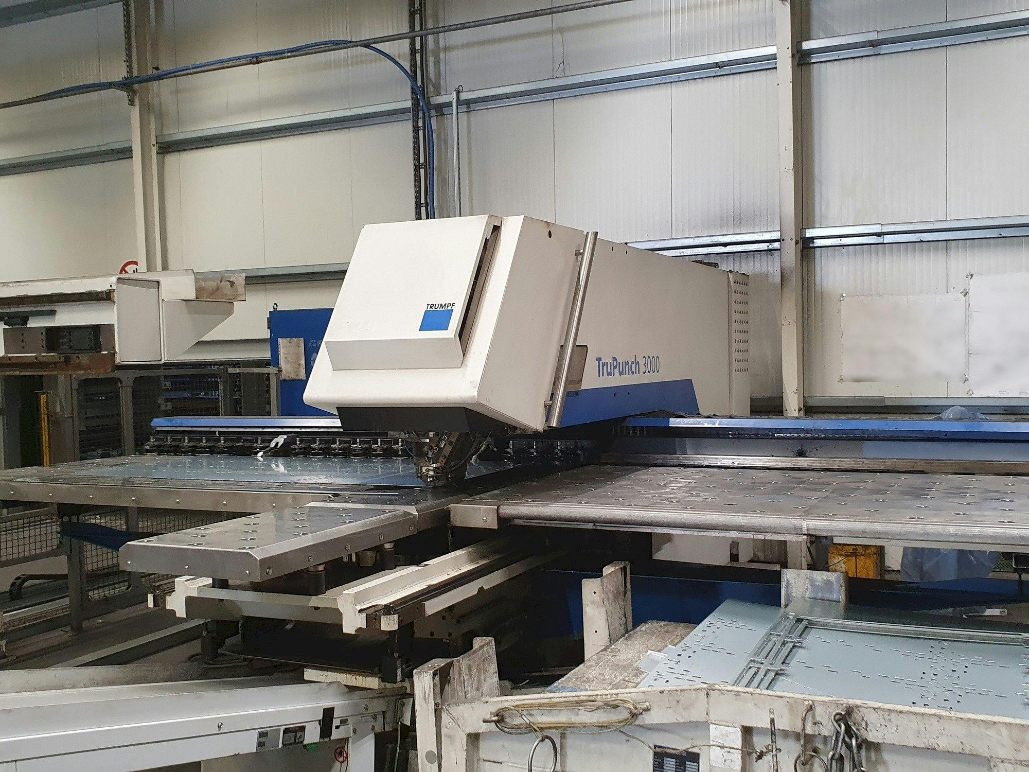 Vista frontale della macchina Trumpf TruPunch 3000