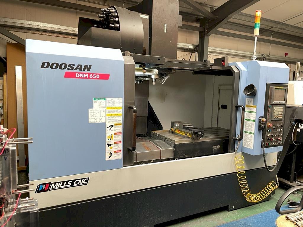 Vista frontale della macchina Doosan DNM 650