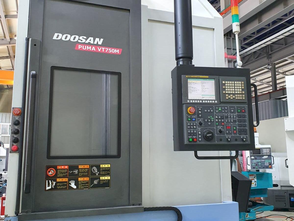 Vista frontale della macchina Doosan Puma VT750M