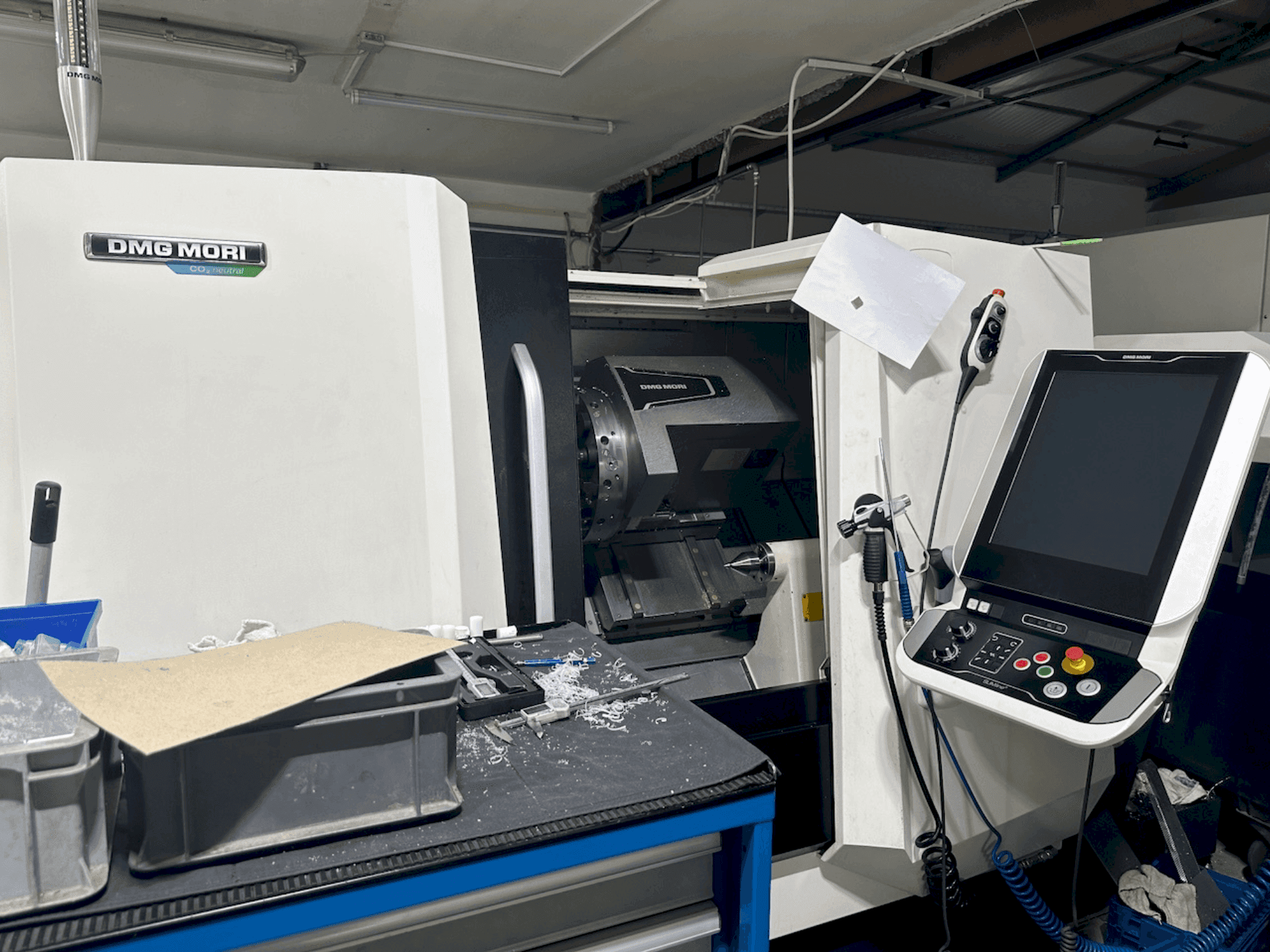 Vista frontale della macchina DMG MORI CLX 350 V4