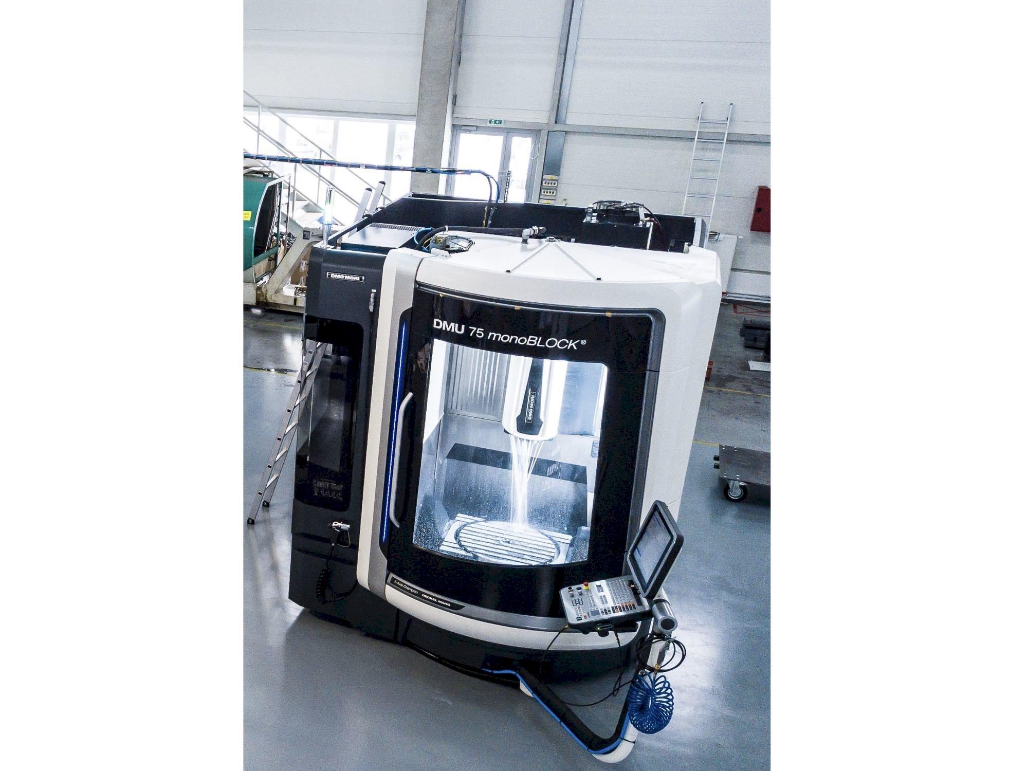 Vista frontale della macchina DMG MORI DMU 75 monoBLOCK