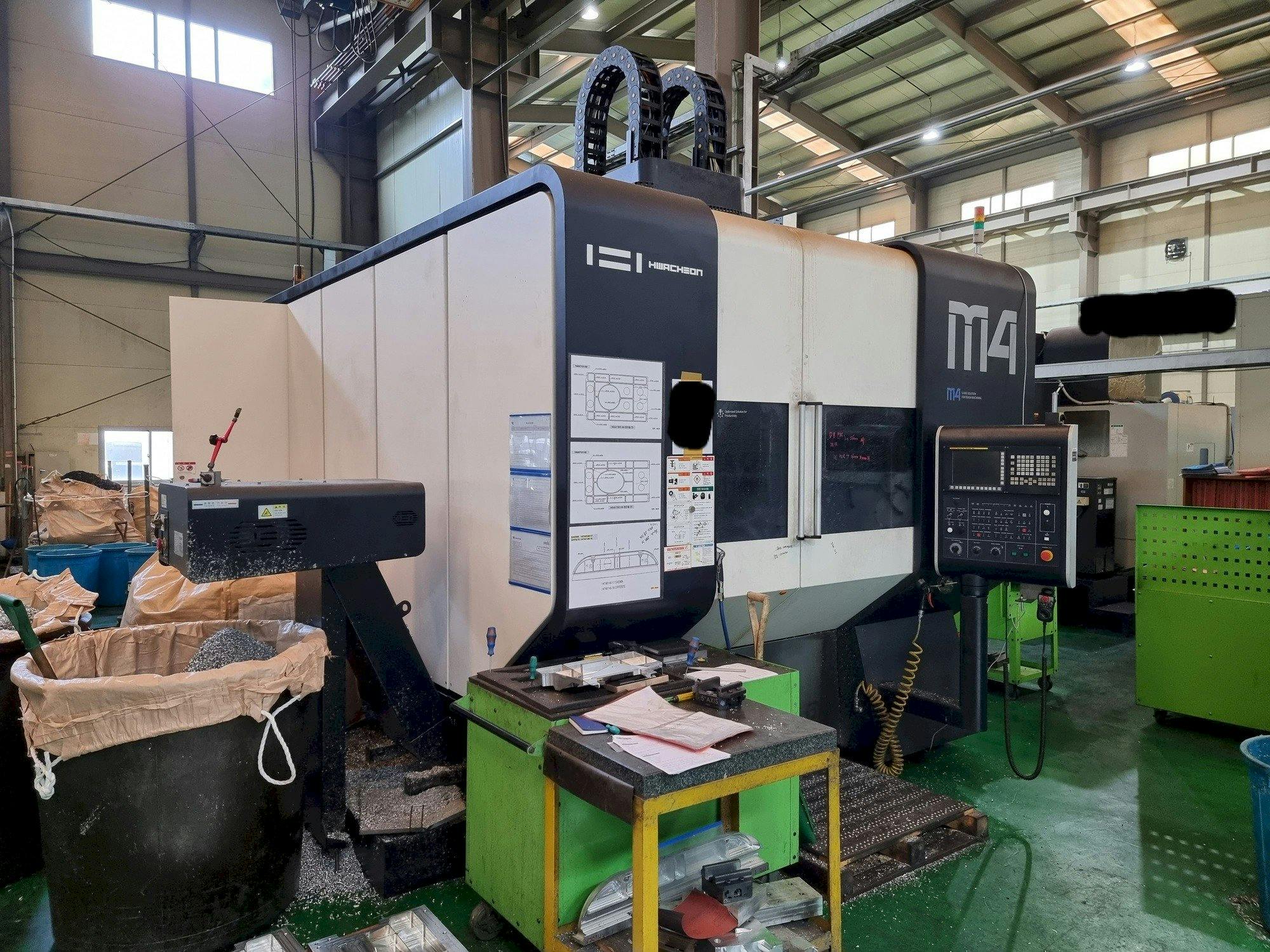 Vista frontale della macchina HWACHEON M4-5AX