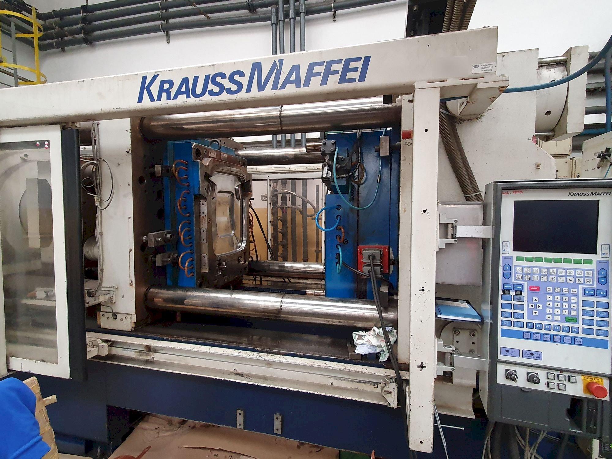 Vista frontale della macchina Krauss Maffei 800-4350 BM (1996)