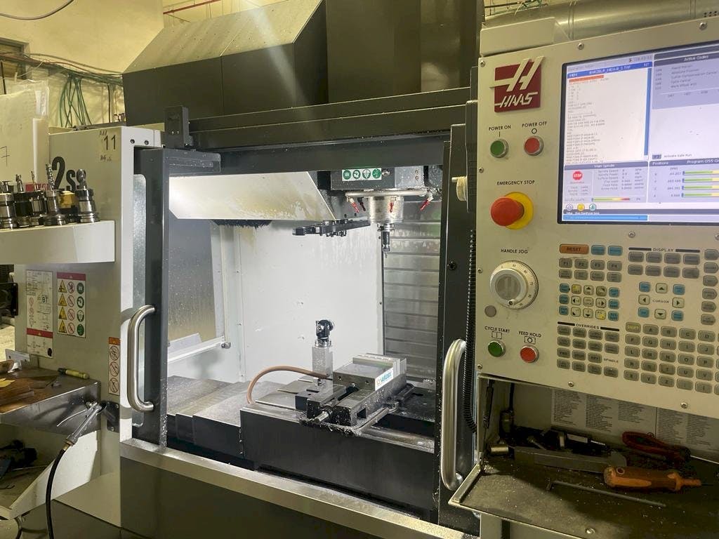 Vista frontale della macchina HAAS VF-2SS