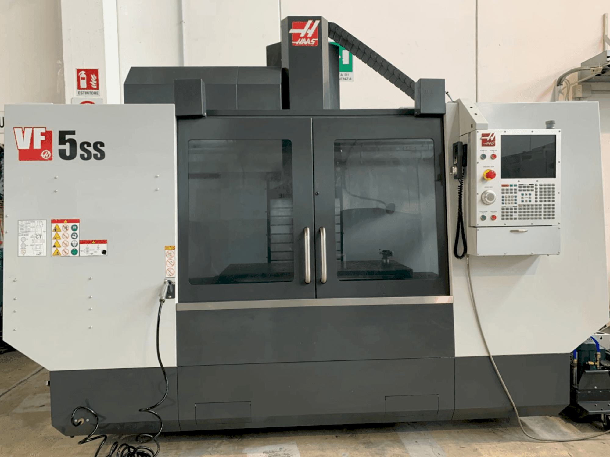 Vista frontale della macchina HAAS VF5SS