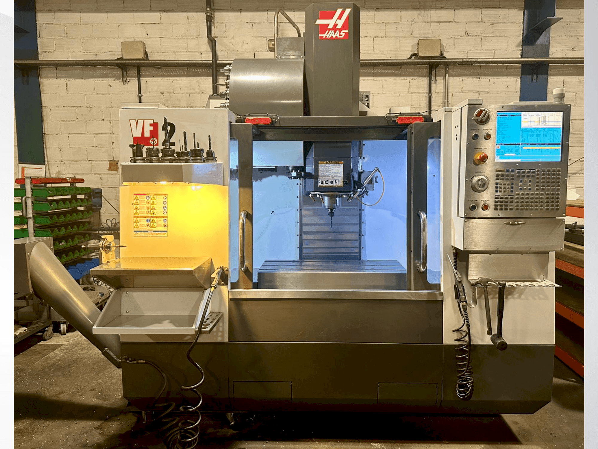 Vista frontale della macchina HAAS VF-2