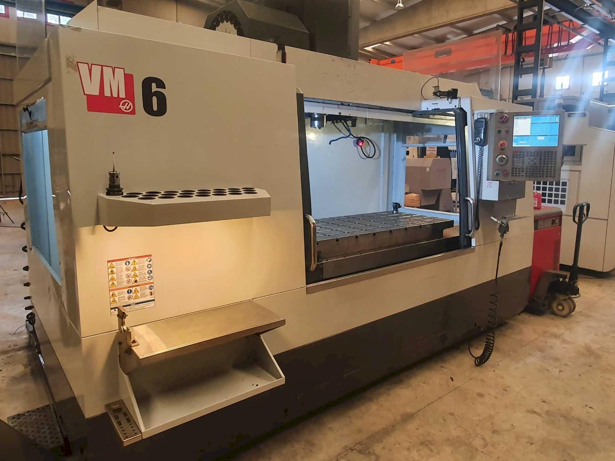 Vista frontale della macchina HAAS VM6