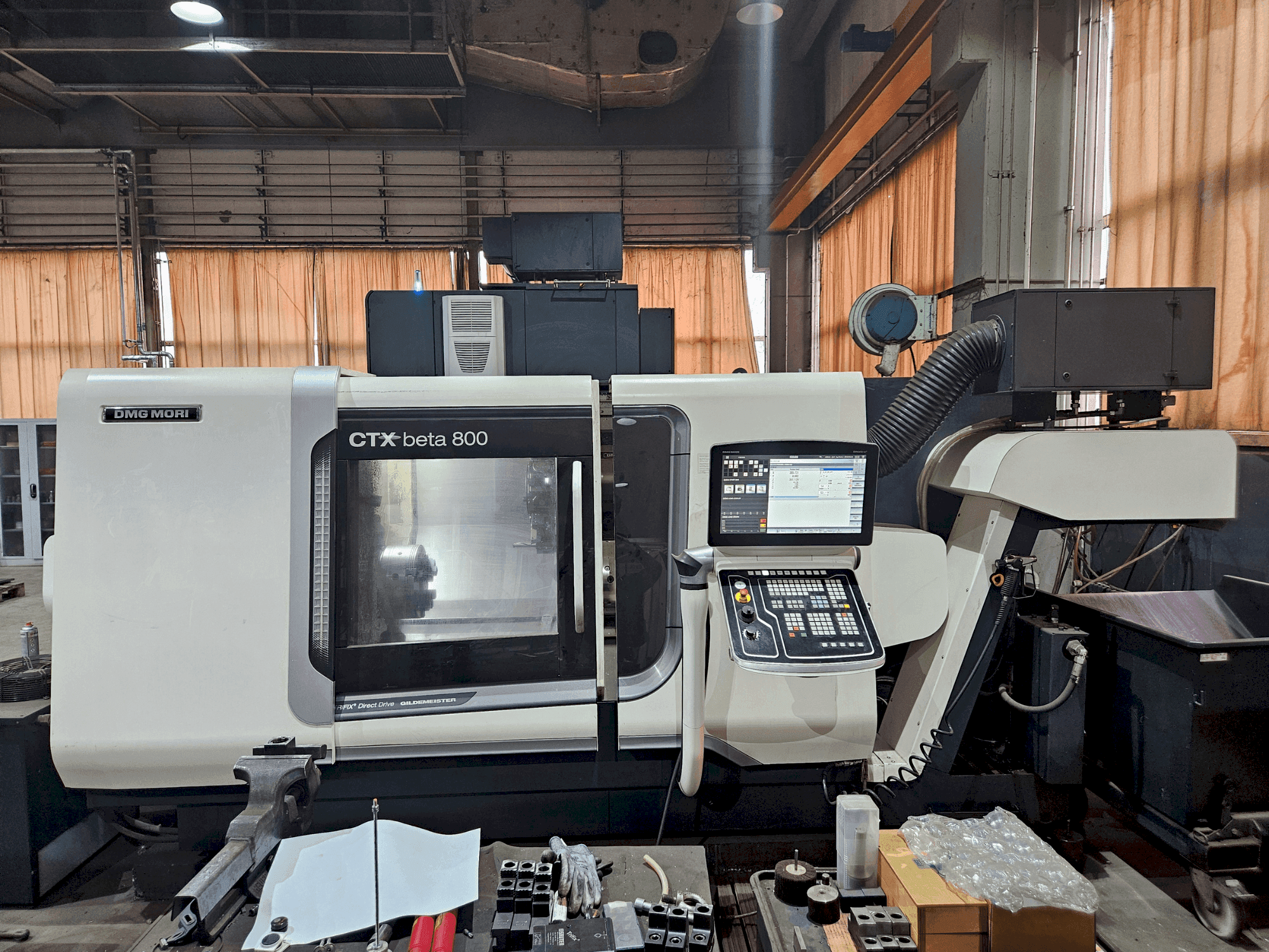 Vista frontale della macchina DMG MORI CTX beta 800