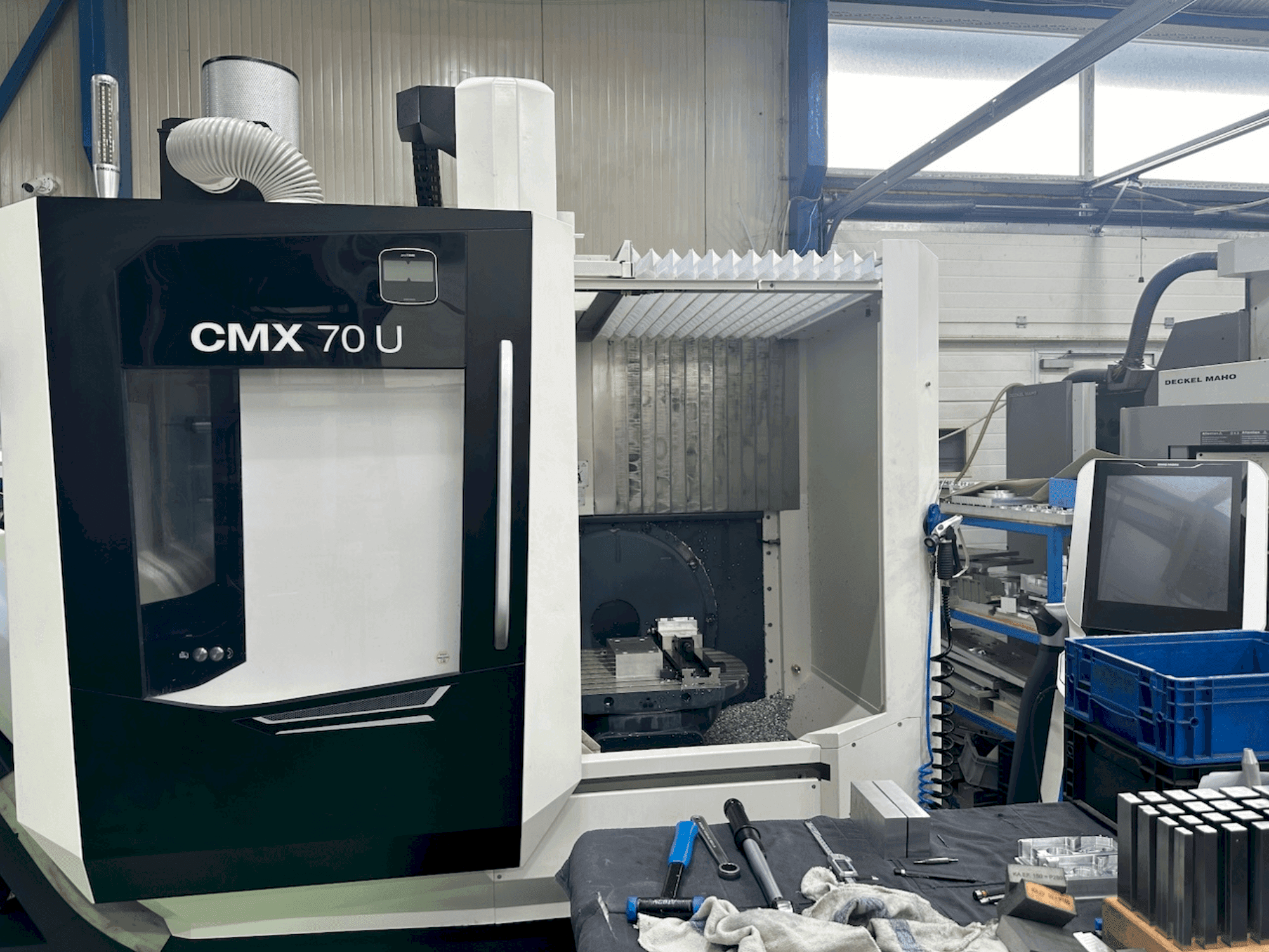 Vista frontale della macchina DMG MORI CMX 70 U