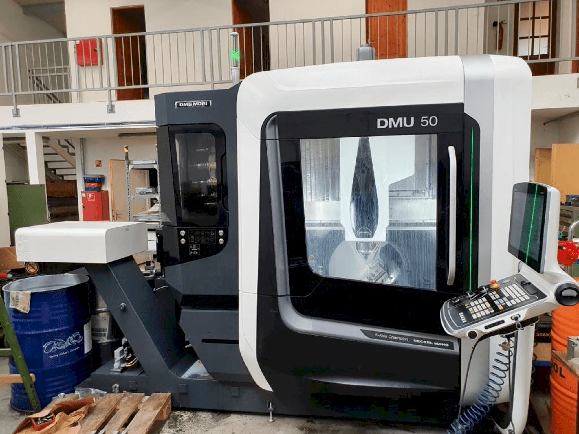 Vista frontale della macchina DMG MORI DMU 50