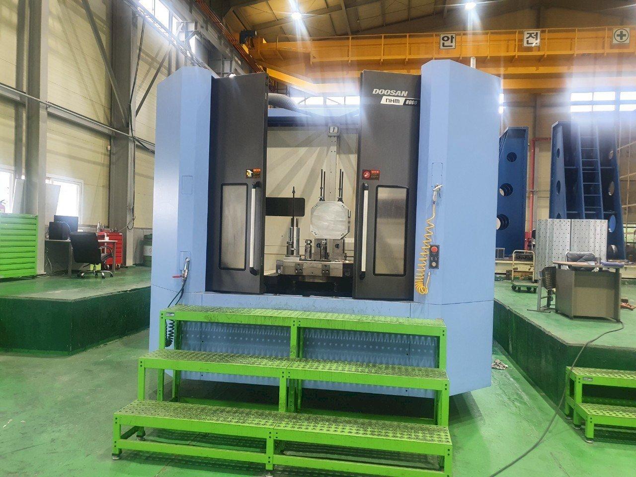 Vista frontale della macchina Doosan NHM8000