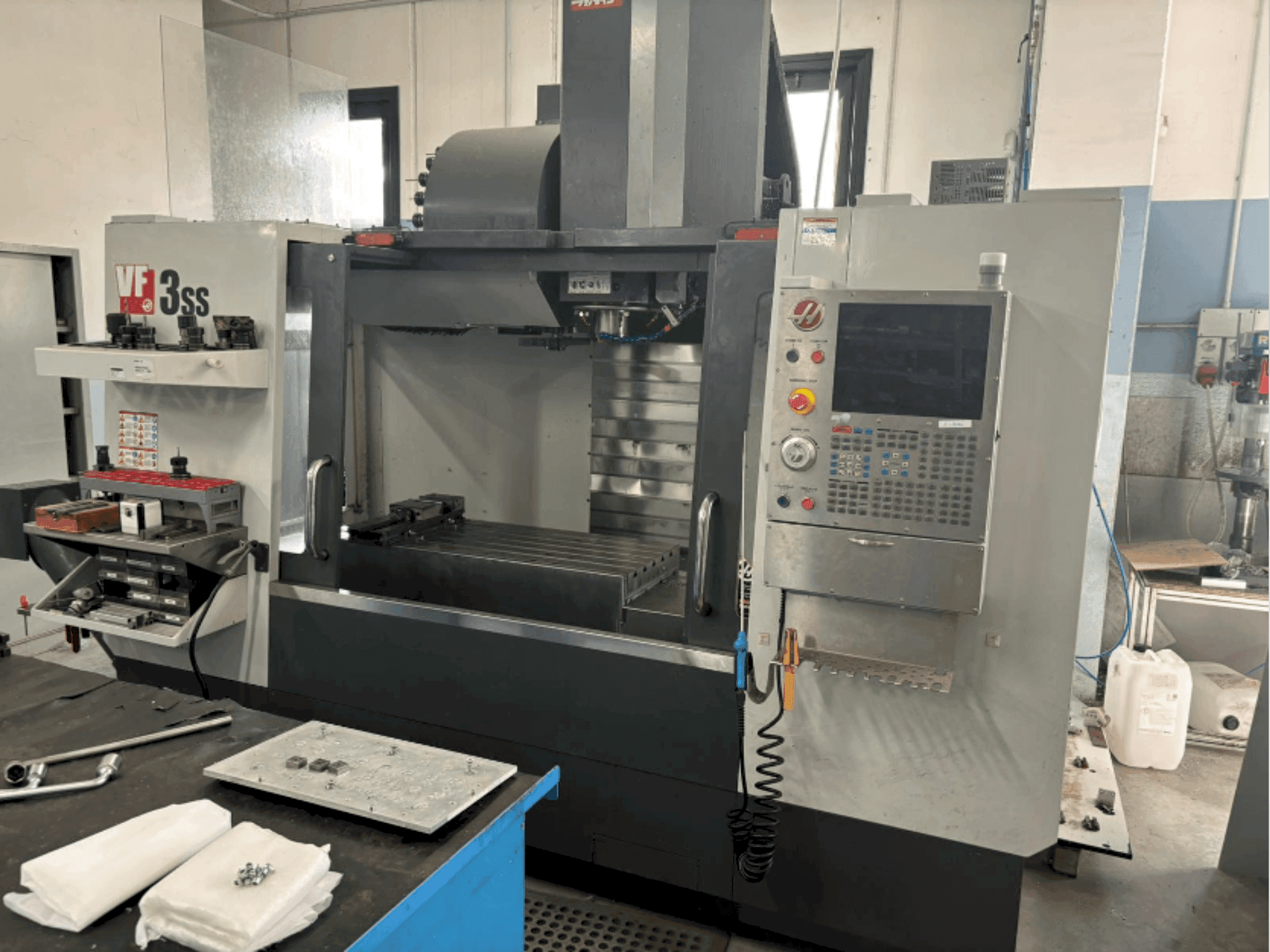 Vista frontale della macchina HAAS VF3SS