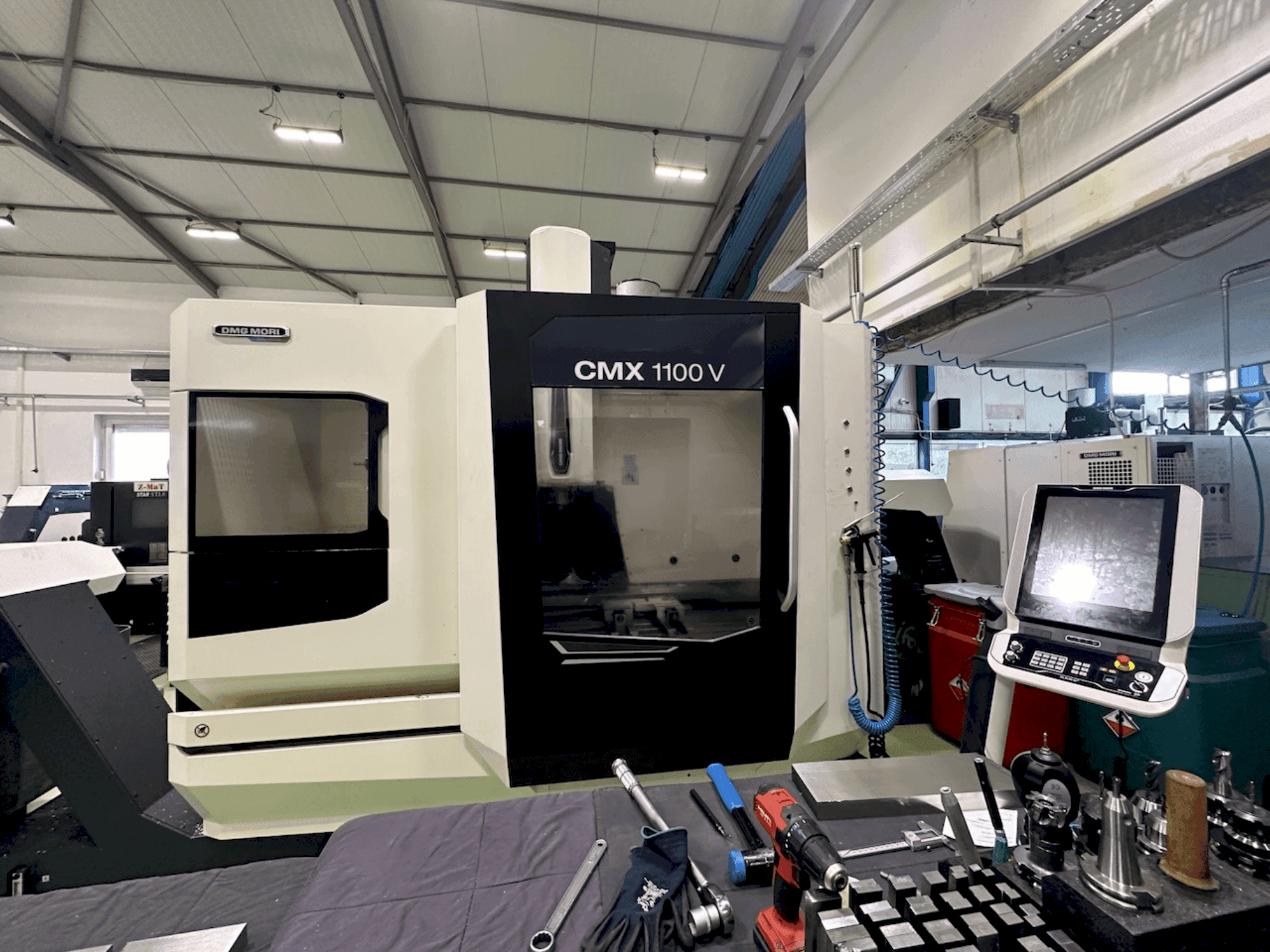 Vista frontale della macchina DMG MORI CMX 1100 V