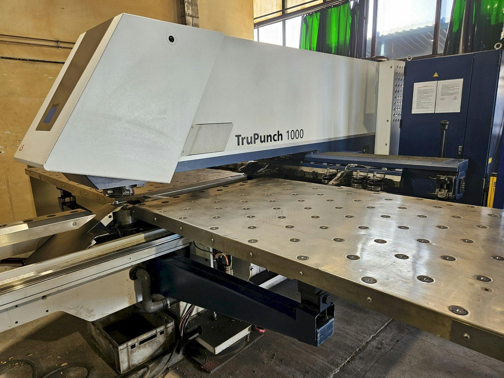 Vista frontale della macchina Trumpf TruPunch 1000