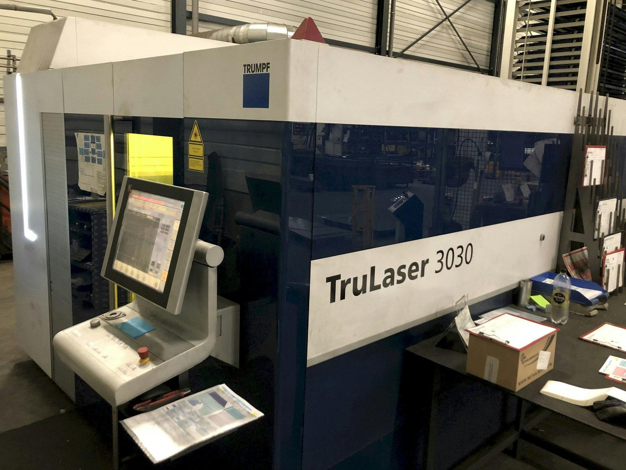 Vista frontale della macchina Trumpf TruLaser 3030 fiber