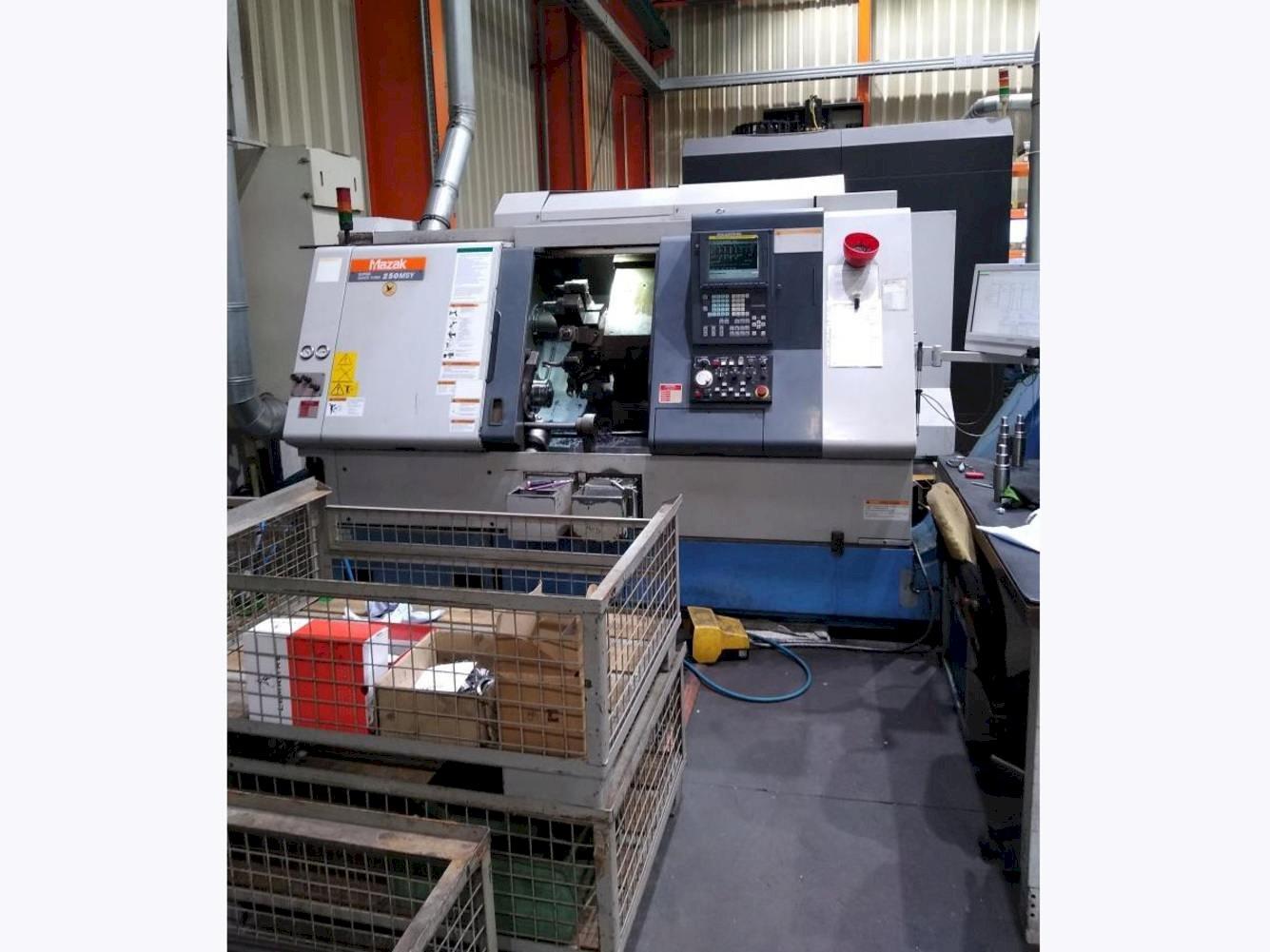 Vista frontale della macchina Mazak SQT-250 MSY