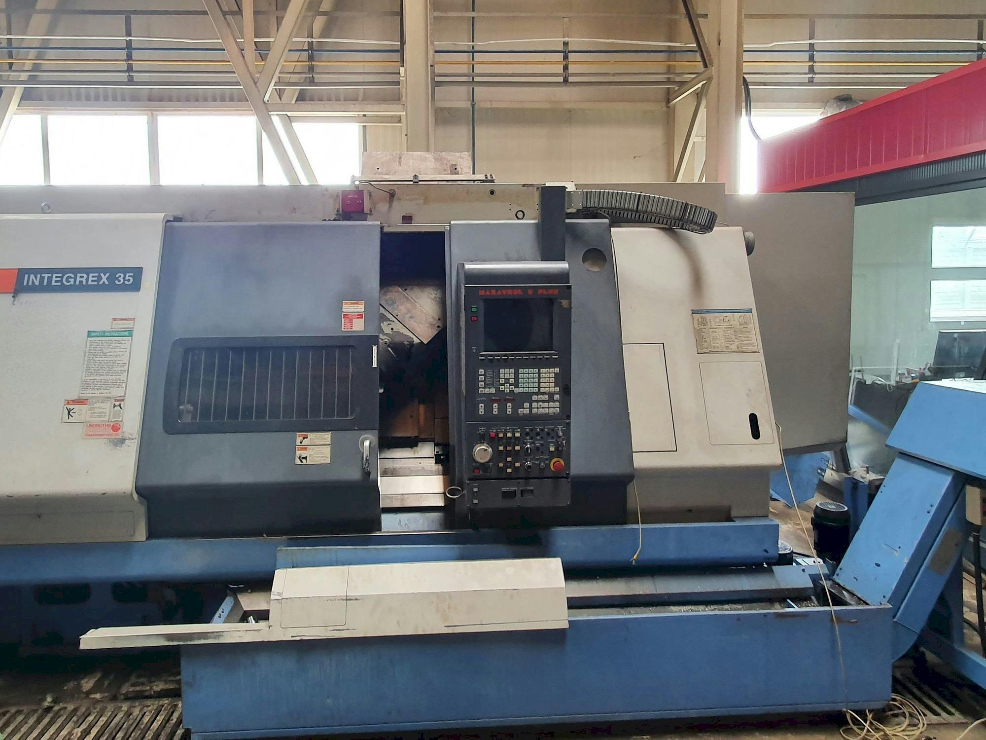 Vista frontale della macchina Mazak INTEGREX 35