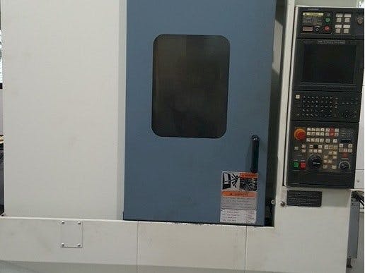 Vista frontale della macchina MORI SEIKI Accumill 4000