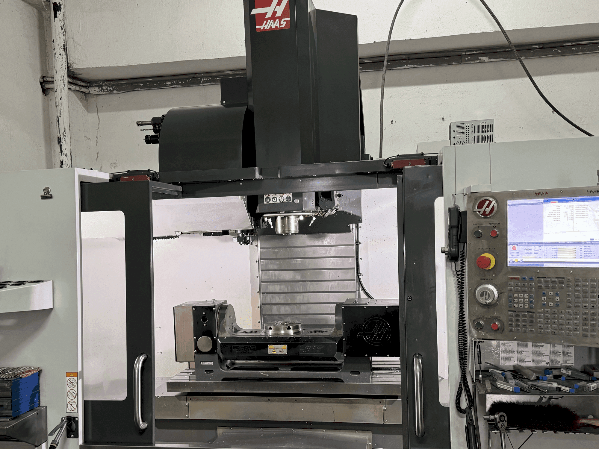 Vista frontale della macchina HAAS VF-5/40TR