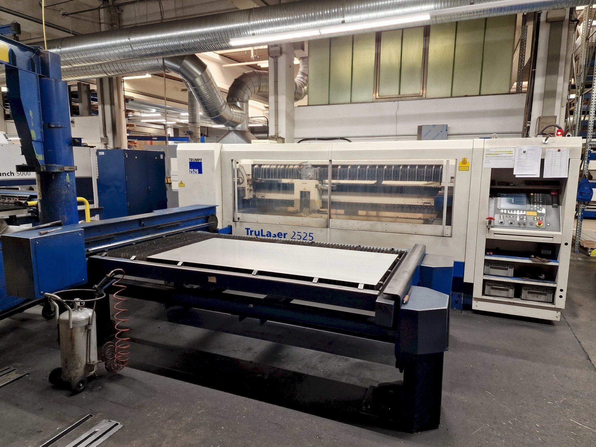 Vista frontale della macchina Trumpf TruLaser 2525 4kW