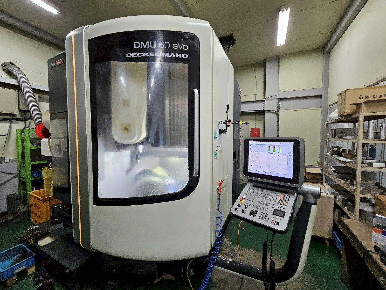 Vista frontale della macchina DMG MORI DMU 60 EVO