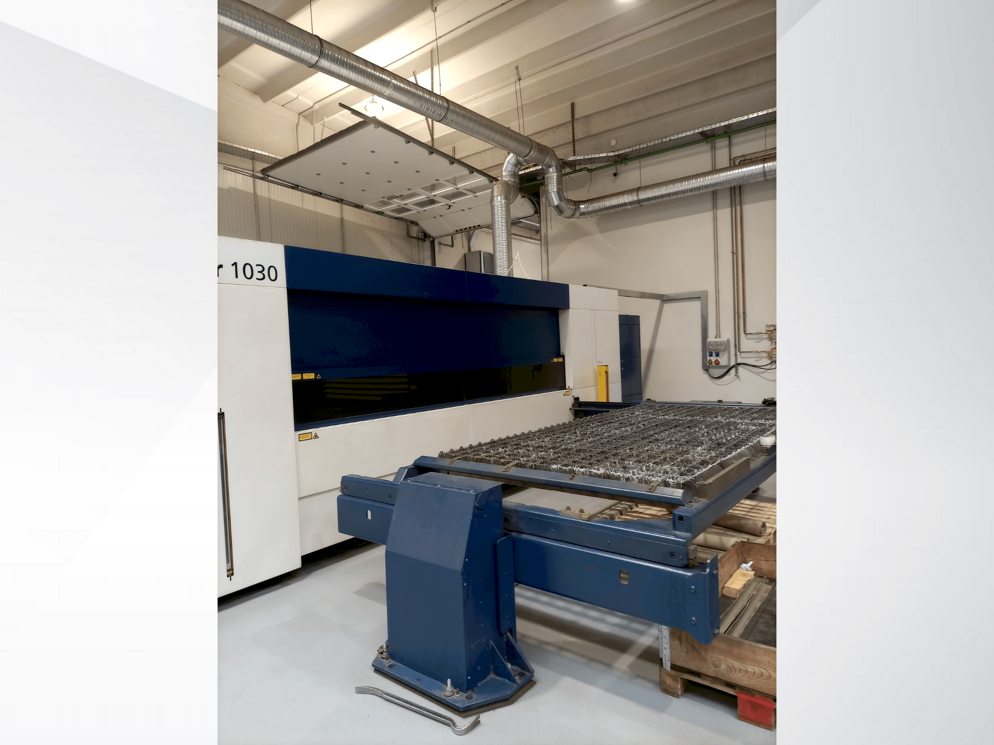 Vista frontale della macchina TRUMPF TruLaser 1030