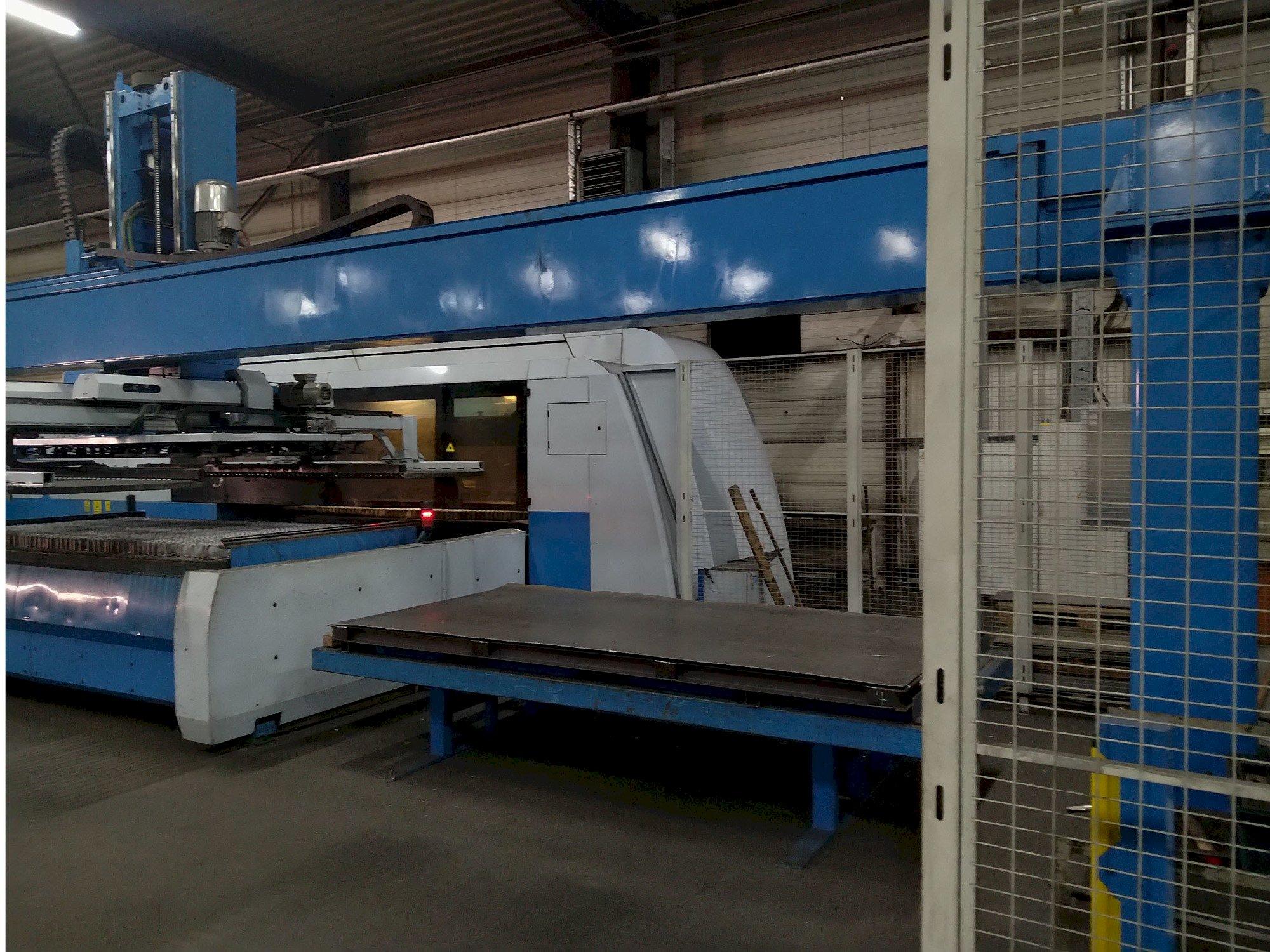 Vista frontale della macchina Finn-Power Laser L6-BL