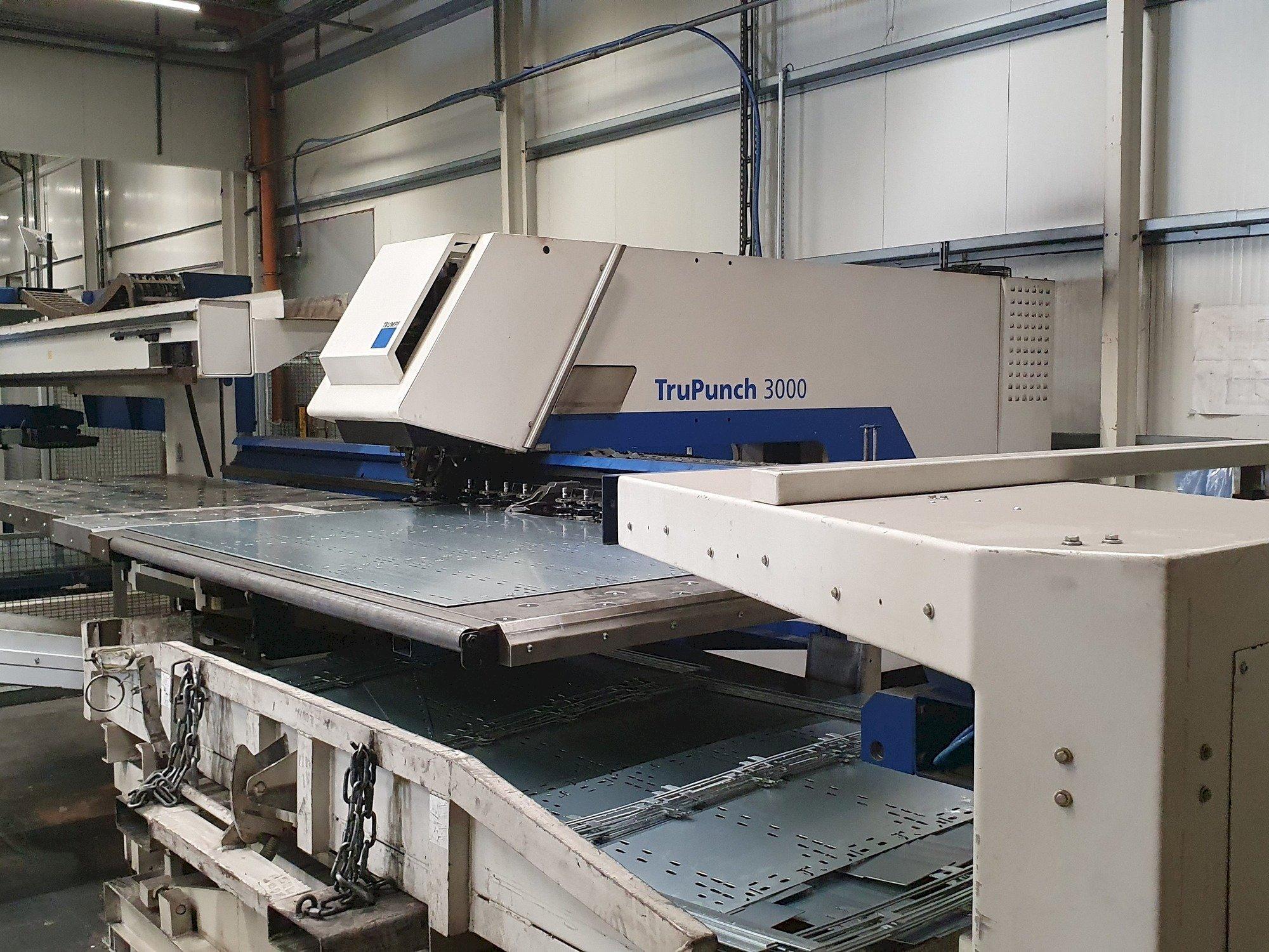 Vista frontale della macchina Trumpf TruPunch 3000 Sheet Master