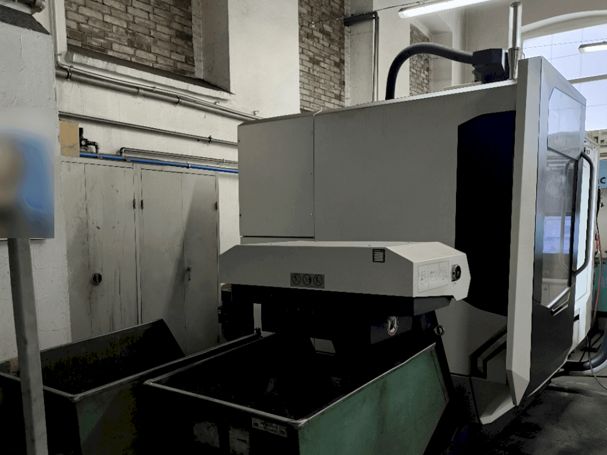 Vista frontale della macchina DMG MORI CMX 70U