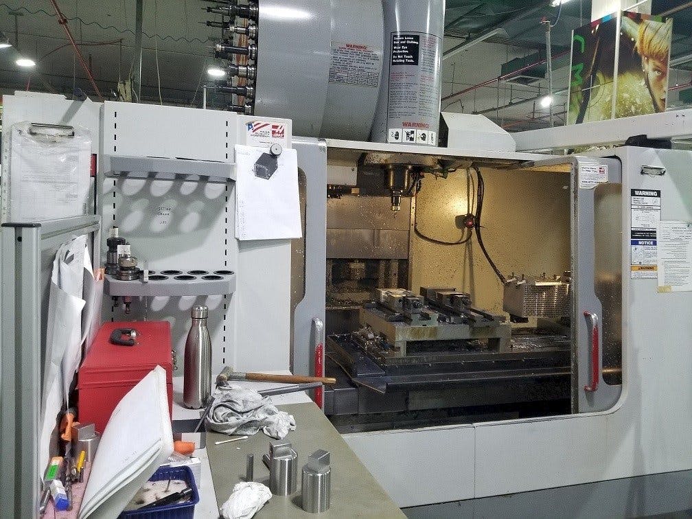 Vista frontale della macchina HAAS VF-4SS